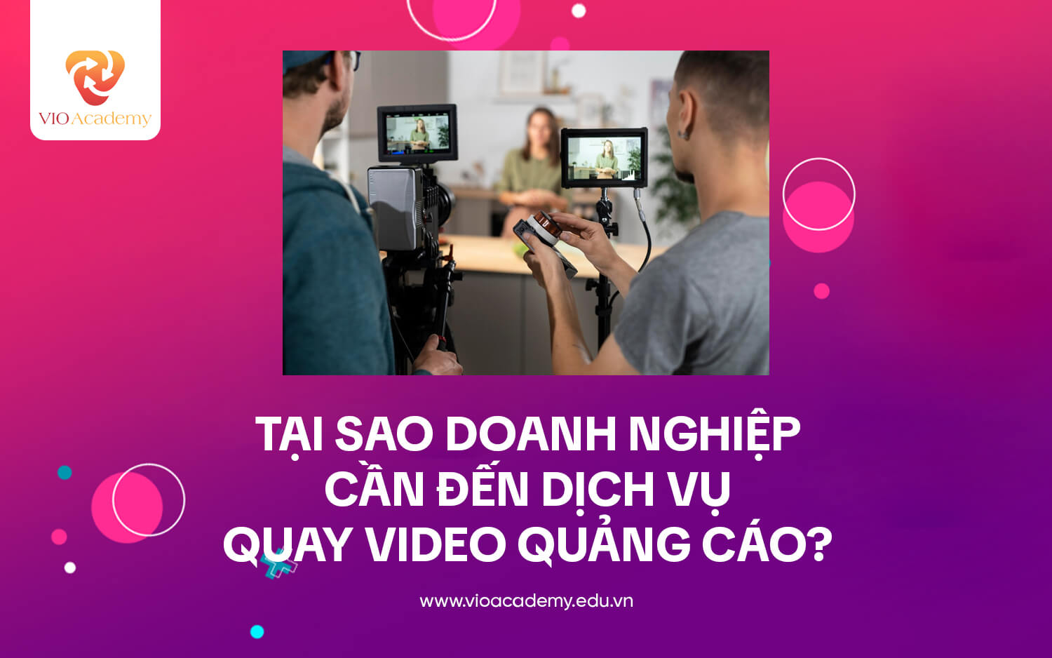 Bạn đã bao giờ tự hỏi tại sao các thương hiệu lớn nhỏ đều đổ xô đầu tư vào video quảng cáo chưa? Đơn giản vì video mang lại những lợi ích "không phải dạng vừa" mà không hình thức marketing nào có thể sánh được.