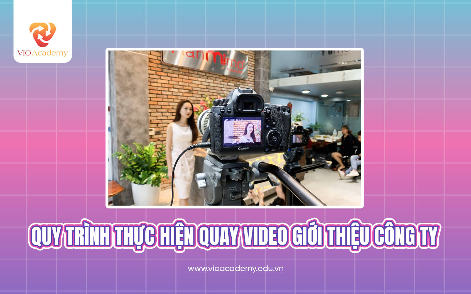 Khi thực hiện quay video giới thiệu doanh nghiệp, quy trình chia thành ba giai đoạn chính: tiền kỳ, sản xuất và hậu kỳ. Mỗi giai đoạn đều có những bước cụ thể giúp video công ty hoàn hảo. Dưới đây là quy trình chi tiết mà bạn nên tham khảo